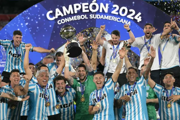 لاعبو راسينغ كلوب خلال التتويج باللقب (أ.ف.ب)