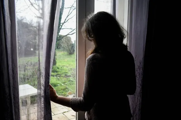 في عام 2023 قُتلت امرأة كل 10 دقائق على يد شريكها أو فرد من عائلتها (أ.ف.ب)