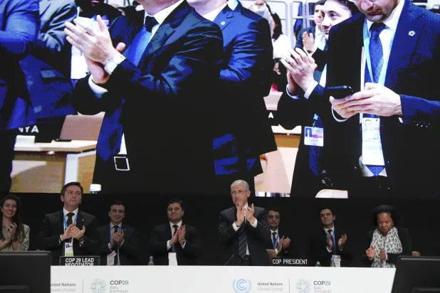 رئيس «كوب 29» مختار باباييف يصفق خلال الجلسة العامة الختامية لقمة الأمم المتحدة للمناخ (أ.ب)