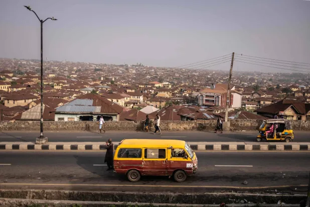 مركبة قديمة تنقل الناس في مدينة إبادان بجنوب غربي نيجيريا (أ.ف.ب)