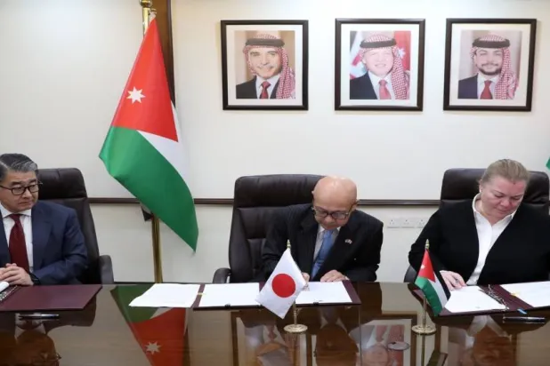 وزيرة التخطيط والتعاون الدولي الأردنية زينة طوقان مع نائب الوكالة اليابانية للتعاون الدولي (وزارة التخطيط الأردنية)
