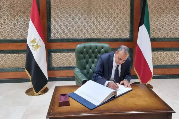 وزير الخارجية المصري بدر عبد العاطي يوقع في دفتر الشرف بمقر وزارة الخارجية الكويتية (صفحة الخارجية المصرية عبر «فيسبوك»)
