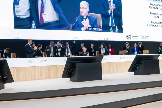 الأمانة العامة لاتفاقية الأمم المتحدة الإطارية بشأن تغير المناخ تصفق بحرارة في الجلسة الختامية لمؤتمر «كوب 29» (د.ب.أ)