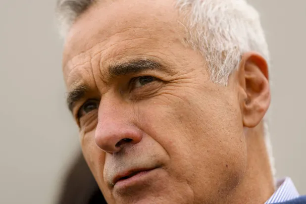 المرشح لمنصب الرئيس كالين جورجيسكو يتحدّث لوسائل الإعلام في بوخارست (أ.ب)