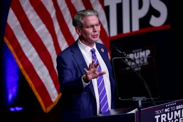 سكوت بيسنت يتحدث خلال فعالية انتخابية في آشيفيل بولاية نورث كارولينا (رويترز)