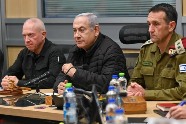 Netanyahu with dismissed Defense Minister Yoav Gallant and Chief of Staff Herzi Halevi in October 2023 (dpa)