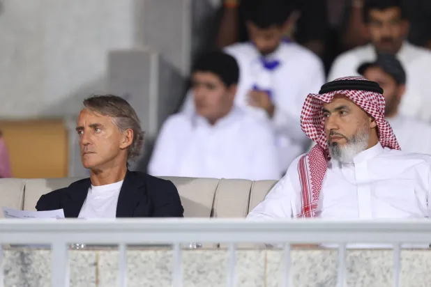 حسين الصادق بجوار مانشيني خلال مباريات الدوري السعودي (المنتخب السعودي)