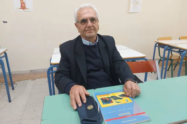 اليوناني فاسيليس بانايوتاروبولوس متعطشاً للمعرفة (موقع بانايوتاروبولوس)