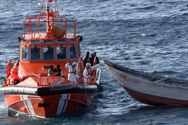 قوات بحرية إسبانية تعترض قارب مهاجرين غير نظاميين انطلق من سواحل موريتانيا (أ.ف.ب)
