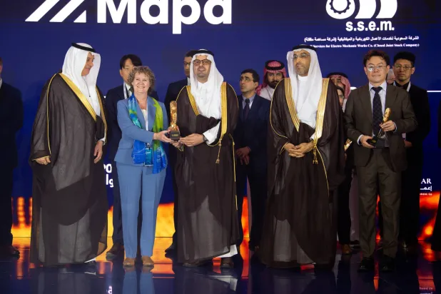 الأمير سعود بن مشعل نائب أمير منطقة مكة المكرمة خلال تكريمه الفائزين في الجائزة العالمية في جدة (إمارة منطقة مكة المكرمة)