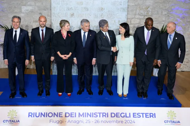 الصورة التقليدية للمشاركين في اجتماع وزراء خارجية «مجموعة السبع» في مدينة فيوجي الاثنين (د.ب.أ)
