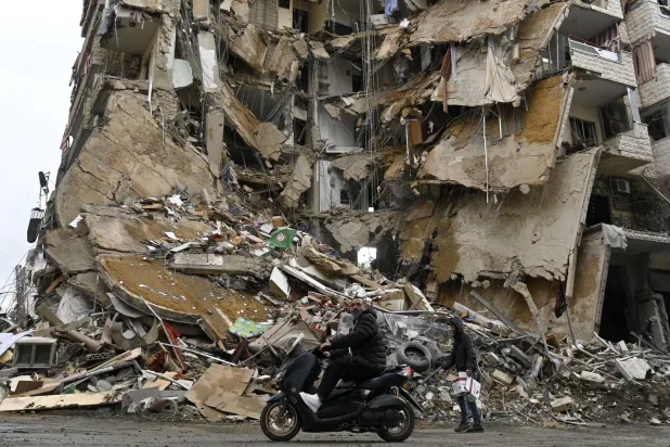 مبنى مدمَّر بعد استهدافه بقصفٍ إسرائيلي في منطقة الطيونة بضاحية بيروت الجنوبية (إ.ب.أ)