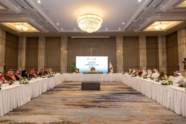 خلال لقاء الوزير الخطيب عدداً من المستثمرين ورواد الأعمال في الأحساء (حساب الوزير على منصة إكس)