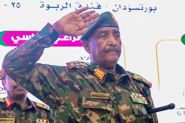 Sudan Ordusu Komutanı Orgeneral Abdülfettah el-Burhan, Sudan Limanı'ndaki bir etkinlikte selam veriyor, 25 Kasım 2024 (AFP)