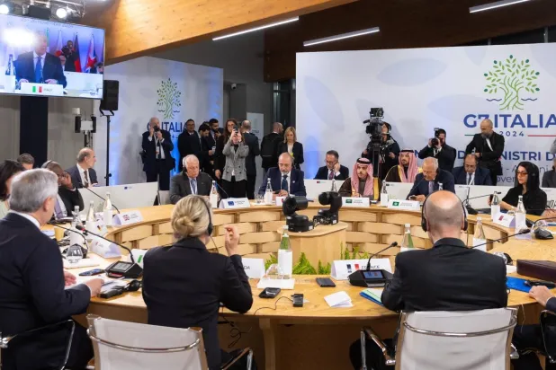 الأمير فيصل بن فرحان خلال مشاركته بالجلسة الموسعة للاجتماع الثاني لوزراء خارجية دول مجموعة السبع في إيطاليا (واس)