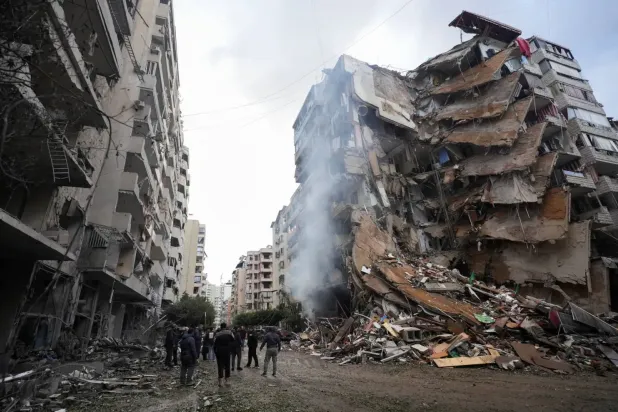 Beyrut'un güney banliyösünde İsrail saldırısının dün yol açtığı yıkımdan (Reuters)