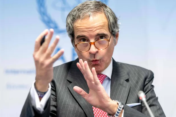 رافاييل غروسي مدير الوكالة الدولية للطاقة الذرية متحدثاً للصحافة يوم 20 نوفمبر بمناسبة اجتماع مجلس محافظي الوكالة الذي ندد بفقدان التعاون من قبل إيران (أ.ف.ب)