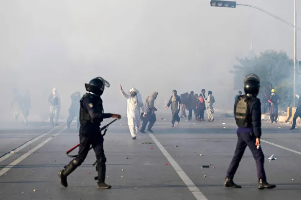 مناوشات بين رجال الشرطة الباكستانية وأنصار عمران خان في إسلام آباد (أ.ف.ب)