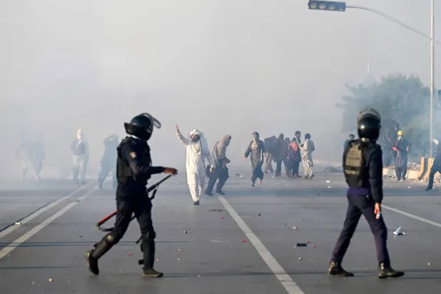  İslamabad'da Pakistanlı polislerle İmran Han'ın destekçileri arasında çatışmalar çıktı (AFP)