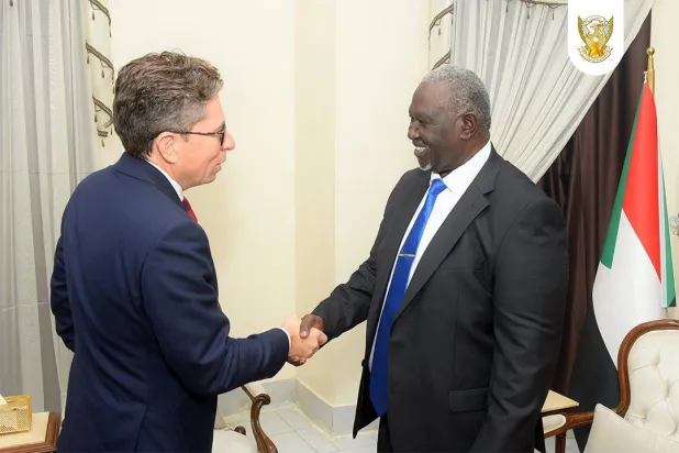 عقار وفليتشر خلال لقائهما في الخرطوم أمس (إكس)