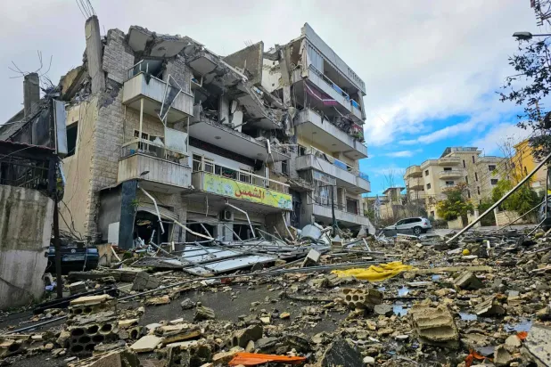 İsrail'in Lübnan'ın güneyindeki Nebatiye kentini hedef alan hava saldırısının ardından meydana gelen yıkım (AFP)