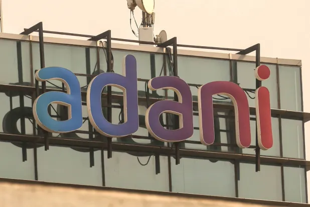 شعار مجموعة «أداني» على مبنى في مومباي (إ.ب.أ)