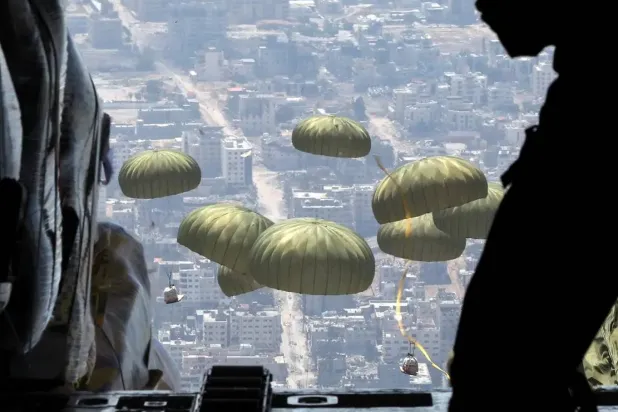 أفراد من القوات المسلحة الأردنية يسقطون مساعدات جوية على غزة 9 أبريل 2024 (رويترز) 