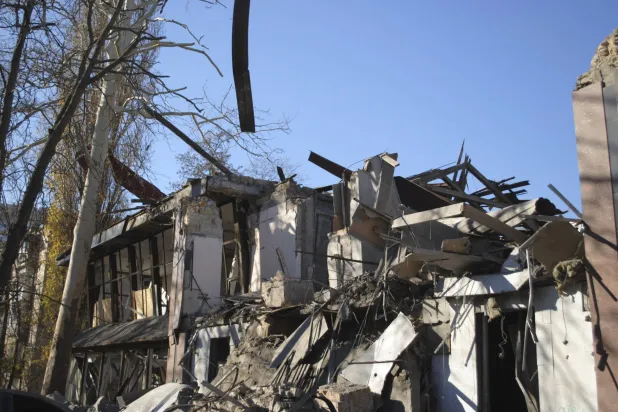 أضرار في موقع هجوم صاروخي روسي ضرب مبنى إدارياً لبنك متوقف عن العمل جنوب غربي أوكرانيا 25 نوفمبر 2024 (إ.ب.أ)