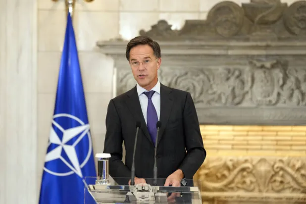 الأمين العام لحلف شمال الأطلسي مارك روته خلال مؤتمر صحافي مشترك مع رئيس الوزراء اليوناني كيرياكوس ميتسوتاكيس بعد لقائهما في أثينا الثلاثاء 26 نوفمبر 2024 (أ.ب)