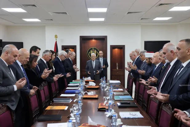 الرئيس الفلسطيني محمود عباس في أثناء ترؤسه جلسة للحكومة الفلسطينية في رام الله... الثلاثاء (وفا)