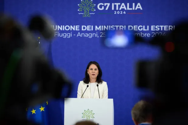 وزيرة الخارجية الألمانية أنالينا بيربوك تتحدث في مؤتمر صحافي في ختام اجتماع وزراء خارجية مجموعة السبع (د.ب.أ)