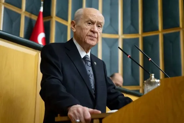 رئيس حزب الحركة القومية دولت بهشلي الحليف الأقرب لإردوغان متحدثاً أمام نواب حزبه بالبرلمان الثلاثاء (حزب الحركة القومية)