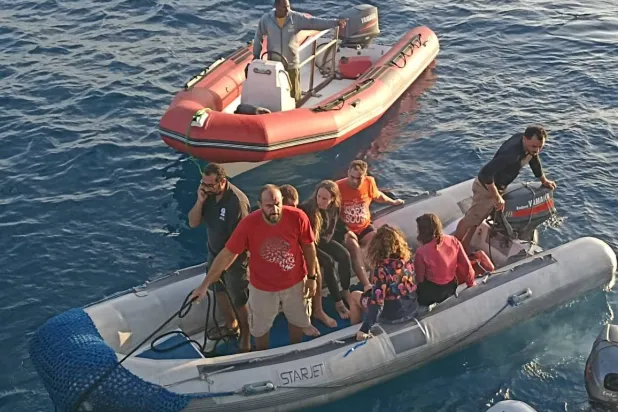 عمليات إنقاذ الناجين من المركب السياحي «سي ستوري» (المتحدث العسكري المصري)