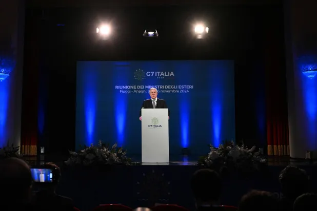 وزير خارجية إيطاليا أنطونيو تاياني في مؤتمر صحافي بختام أعمال اجتماع وزراء «مجموعة السبع» في فيوجي الثلاثاء (أ.ف.ب)