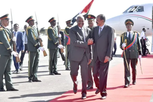 Eritre Devlet Başkanı Isaias Afwerki ve Sudan Egemenlik Konseyi Başkanı Orgeneral Abdulfettah el-Burhan dün bir araya geldi. (Sudan Egemenlik Konseyi’nin X hesabı)