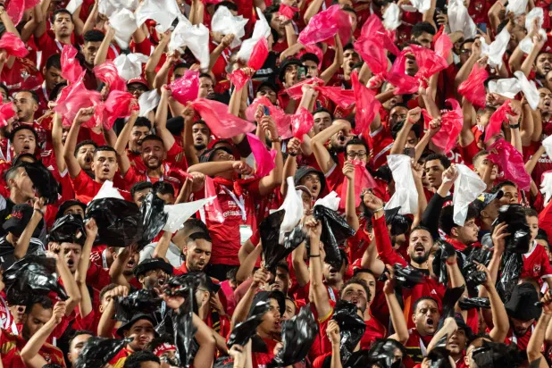 جماهير الأهلي استمتعت بفوز كبير لفريقها على ستاد أبيدجان (أ.ف.ب)