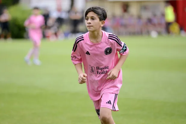 تياغو النجل الأكبر للنجم الأرجنتيني ليونيل ميسي (د.ب.أ)