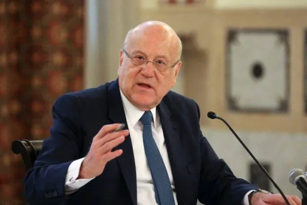 رئيس الوزراء اللبناني نجيب ميقاتي يتحدث خلال مؤتمر صحافي بالقصر الحكومي في بيروت 28 ديسمبر 2021 (رويترز)