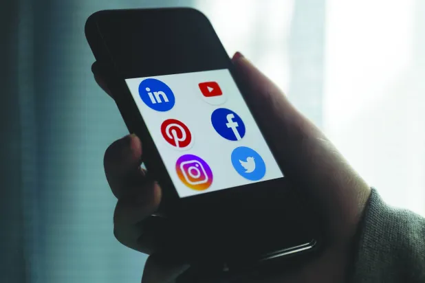 يحمل مشروع القانون الأسترالي منصات التواصل الاجتماعي المسؤولية القانونية في حالة فشلها  في منع الأطفال من امتلاك حسابات (أ.ف.ب)