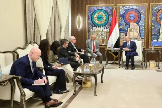 Chairman of the Yemeni Presidential Leadership Council Dr. Rashad al-Alimi receives US envoy to Yemen Tim Lenderking and Washington’s ambassador to Yemen Steven Fagin. (Saba)