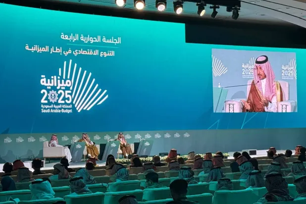 جانب من الجلسة الحوارية في «ملتقى ميزانية 2025» بالرياض (الشرق الأوسط)