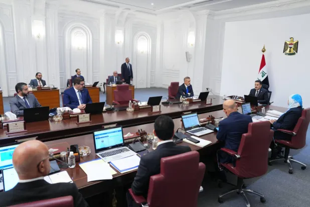 الحكومة العراقية خلال اجتماع أقرت فيه بالتراجع عن استقطاع رواتب الموظفين (إعلام حكومي)