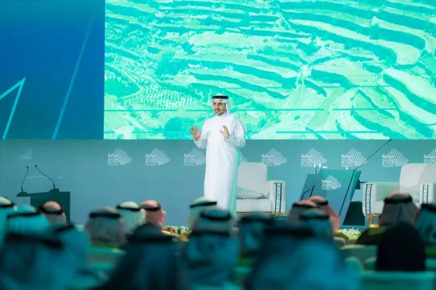 نائب وزير البيئة والمياه والزراعة المهندس منصور المشيطي يتحدث إلى الحضور في ملتقى «ميزانية 2025» (الشرق الأوسط)