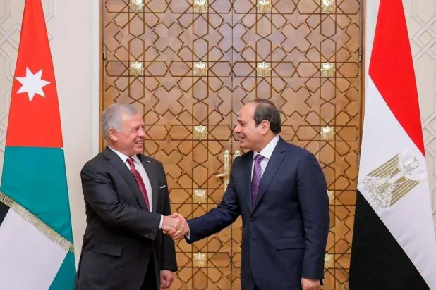 خلال لقاء سابق بين الرئيس المصري عبد الفتاح السيسي والعاهل الأردني الملك عبد الله الثاني خلال قمة في القاهرة 27 ديسمبر 2023 (رويترز)