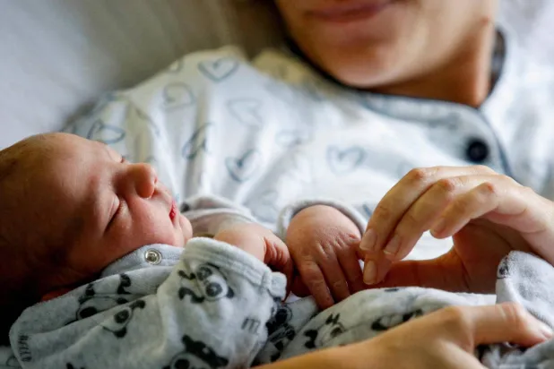 يُعدّ اكتئاب ما بعد الولادة من المشكلات النفسية المزعجة التي تعاني منها الأمهات (رويترز)