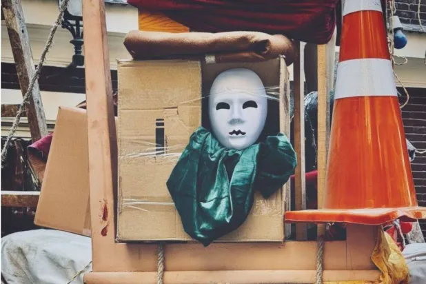 ثيمات مسرحية وأغراض متنوعة في العمل التركيبي (الشرق الأوسط)