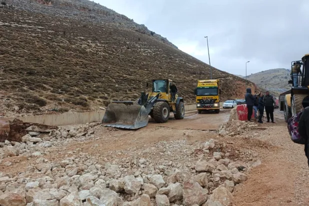 عمليات ردم الحفر عند نقطة المصنع الحدودية (الشرق الأوسط)