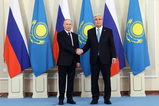 الرئيس الروسي فلاديمير بوتين يصافح رئيس كازاخستان قاسم جومارت توكاييف في أستانا في 27 نوفمبر 2024 (أ.ف.ب)