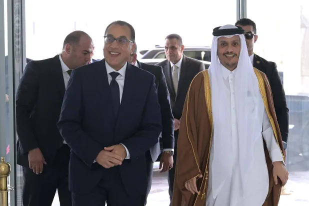 رئيس الوزراء المصري مصطفى مدبولي خلال استقباله الشيخ محمد بن عبد الرحمن بن جاسم آل ثاني رئيس وزراء قطر في العاصمة الإدارية الجديدة (مجلس الوزراء المصري)