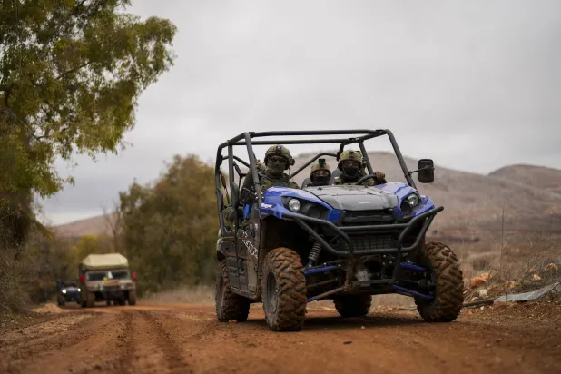 جنود إسرائيليون يقودون مركباتهم في منطقة قريبة من الحدود الإسرائيلية اللبنانية كما شوهد من شمال إسرائيل الأربعاء 27 نوفمبر 2024 (أ.ب)